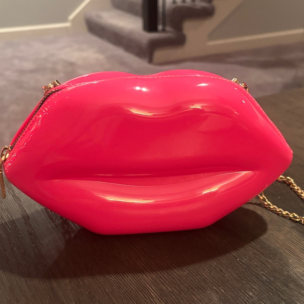 Shein lips Clutch with detachable Gold Chain